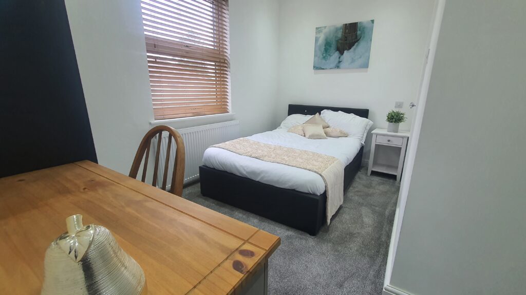 Bedfordshire Ensuite room with computer desk and comfy bed